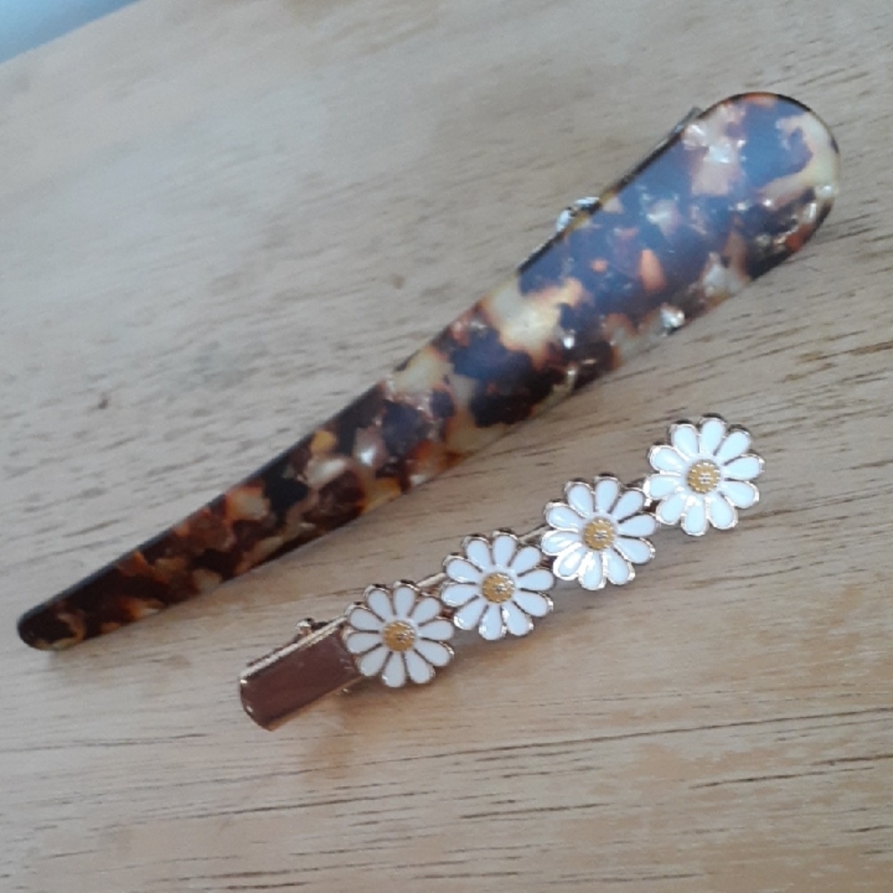 Tortoise Shell and Daisy Metal Hair Clips A158